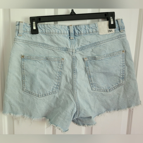 Zara Light Wash Distressed Raw Hem Denim Jean Shorts Size 8 - Picture 2 of 5